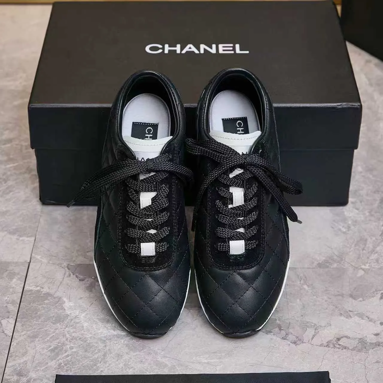 p560 Chanel Chanel - 2025 counter top casual sports shoes This classic design; the upper is electro-embroidered with a variety of techniques; the outsole is fashionable and sporty; the extraordinary inclusion of a variety of color matching elements... The diversified mix and match is very good-looking and versatile, casual, fashionable, sports and outdoor can be taken into account... ꫛꫀꪝ Go➫ Material: ❶Upper made of: original imported high silk cowhide suede ❷Inner use: Original imported breathable mesh ❸ Outsole based on: Original TPU combination outsole Counter boutique packaging complete set Female 35–41 Male 38-46